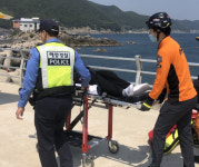 울진 해경, 영덕 축산항 방파제 실족 낚시객 구조