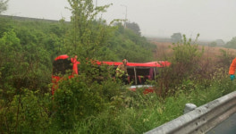 [종합] 참프레공장 통근버스 도로 밑 추락...운전자 사망·직원 17명 중·경상