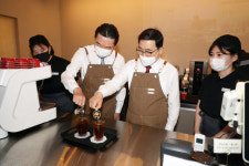 창원시, 저소득청년 자립 위한 카페 개점식 가져