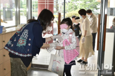 [포토] 초등 1학년이 등교하는 법