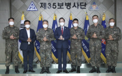 [포토] 송하진지사, 수해피해 복구 애쓴 35사단과 남원소방서 찾아 격려