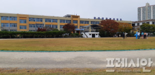 학교 계단 모퉁이에 미니도서관 설치…학생들 반응 “참 좋다!”