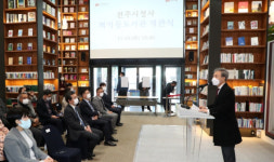전주시청 로비가 책 내음으로 가득...책기둥도서관 개관