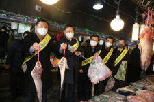 전북도의회, 군산 주공시장서 지역상품권으로 장보기