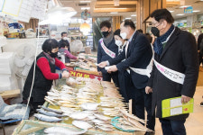 군산시의회, 설맞이 전통시장 장보기 행사 펼쳐