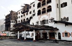 [포토] 새하얀 유럽풍 호텔에 불길이 남긴 검은 상처