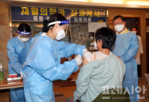 밀양시, 코로나19 백신 희윤요양병원 황성윤 원장 첫 접종