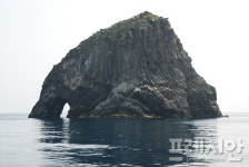 바닷물 마시는 코끼리… 해수부 울릉도 공암 이달의 무인도서 선정