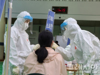 [포토]초등학교 코로나19 확진자 집단발생과 관련해 선별진료소가 차려진 전주화산체육관