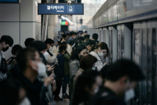 코로나 공포에도 멈출 수 없는 발들...퇴근길 신도림역