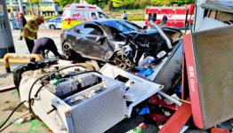 [포토] 승용차 돌진에 아수라장 된 LPG충전소