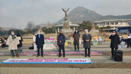 먹고살려고 들어간 땅 속 전쟁터에서 제물로 바쳐졌다