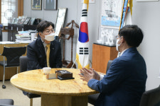 조치원읍사무소(상조회) | [인터뷰] 이춘희 세종시장 "3선 출마여부 밝히는 것 ‘시기상조’"
