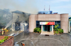 [종합] 고창 부안우체국 복분자창고 불, 직원 2도 화상...옥상건물로 번져