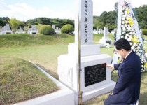 허성무 창원시장, 홍범도 장군 묘역 참배