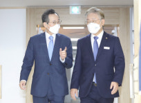 [포토] 국제포럼서 이재명 지사 만난 송하진 시도지사협의회장