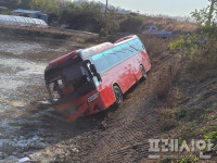 안동서 학생들 내려주고 정비소 가던 관광버스 추락... 대형 사고 이어 질 뻔