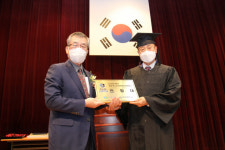 마산대 이학은 총장, 맛스터요리학교 졸업생에게 현판 수여