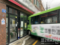 6중 추돌에 건물로 돌진한 버스까지...부산서 빗길 교통 사고 잇따라