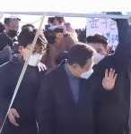 ‘계란 테러’ 당할 뻔한 이재명 ‘내 탓’...계란 투척 고등학생에게 편지