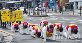 제주 칼호텔 노동자들 삼보일배... 고용보장하라