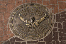 혁명의 그림자에 길게 남은 상처를 돌아보다