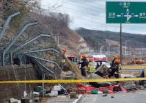 경주 문무대왕면 도로변 야산서 산사태 발생...상인 1명 부상