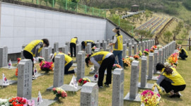 태극기와 함께 무연고 묘소지킴이로…국립임실호국원, 호국보훈의 달 행사