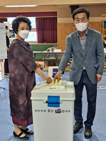 국민의힘 박동식 사천시장 후보 배우자와 투표