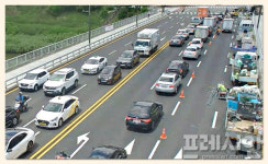 [포토] 툭하면 공사에 사고車까지…이동 불편한 이동교