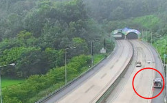 [포토] 고속도로서 차량들도 무더위에 아침부터 헉헉