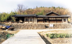 팔공산 자락에 금호강 흐르고, 포은(圃隱) 일가의 묵향 그윽하네  