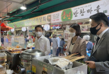 더불어민주당 전북도당 익산서 명절시장보기·시설 위로 방문