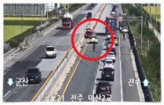 국도21호선 전주 마산2교서 승용차-화물차 꽝…승용차 충격에 분리대에 쿵