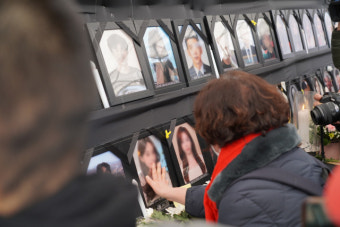 이태원 참사 유가족, '서울광장 분향소' 24시간 지키는 중