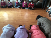 초등 입학생, 마을 경로당 찾아 어른들에게 큰절로 입학 인사