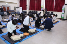 의원님들도 직접 해보시죠…익산시의회, 보건소 CPR 체험