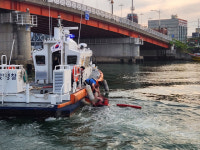 술에 취해 바다로 뛰어든 50대 남성 해경에 구조  