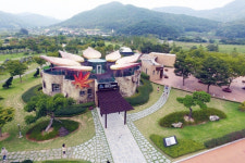 여름 내장산서 푸른 단풍 벗 삼아 온갖 시름 훌훌 털어 버리자