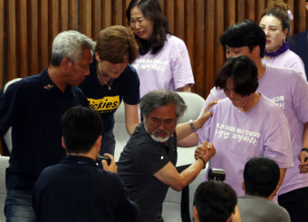 이태원 특별법 패스트트랙 지정에 유족들 눈물 