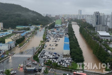 8차로 도로가 어른 허벅지 높이까지 잠겼다…목포, 비 피해 속출