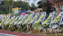 지켜 드리지 못해 죄송 근조 화환 서있는 전북 군산 모초등학교