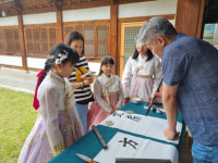 먹 갈고 이름 써보니…전주한옥마을이어서 더 특별한 서예 경험