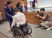 현보복지슈퍼 | [사진] 사회복지의 현 주소...무대가 너무 높아요