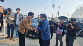 외국인 근로자 수급 실태 살피러 삼례 딸기농장 찾은 한동훈장관