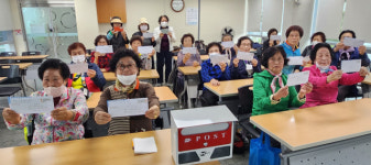 창원 마산합포노인복지관, 한글반 ‘손편지 쓰기’ 행사 눈길