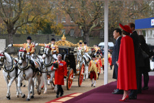 윤 대통령, 왕실 근위대 사열 뒤 백마 이끈 마차타고 버킹검궁으로