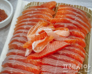 [문상윤 식품전문기자의 푸드 에세이] ⑪ 찬바람 불면 더욱 맛있어지는 송어회,  송어 맛집 옥천 참샘송어직판장