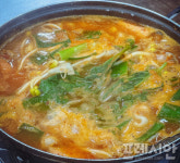 [문상윤 식품전문기자의 푸드 에세이] ⑪ 찬바람 불면 더욱 맛있어지는 송어회,  송어 맛집 옥천 참샘송어직판장