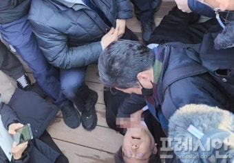 이재명 부산 방문 중 피습...흉기 찔려 병원 이송